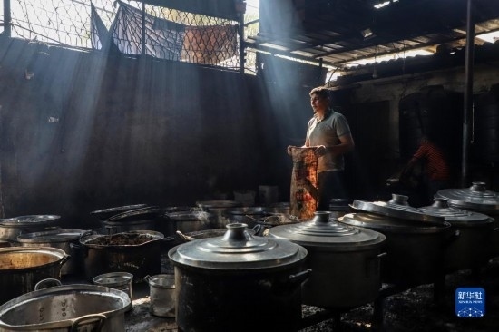 11月3日，在加沙地帶南部城市拉法，人們在煤氣中斷后用柴火做飯。新華社發(fā)（里澤克·阿卜杜勒賈瓦德攝）