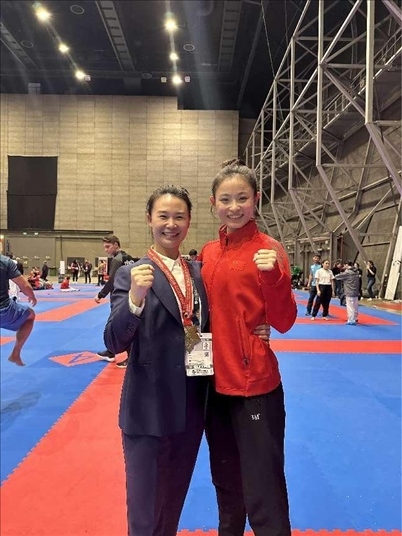 教練李紅（左）與龔莉（右）在2023年匈牙利布達(dá)佩斯世界空手道錦標(biāo)賽上合影。受訪者供圖