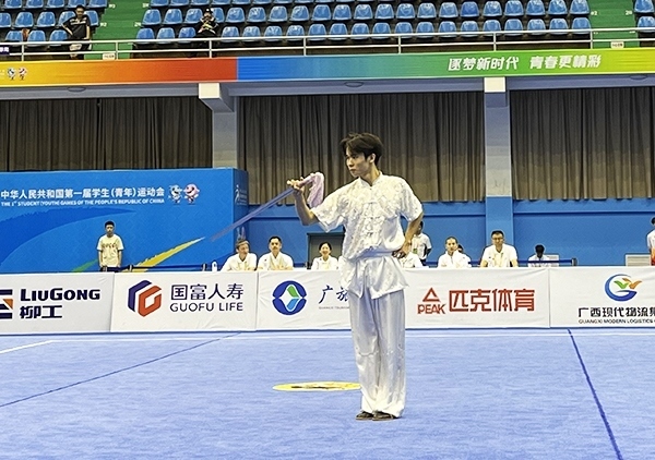 11月6日，第一屆全國學(xué)生（青年）運動會武術(shù)套路（大學(xué)組）男子自選劍術(shù)比賽中。人民網(wǎng)記者 歐興榮攝