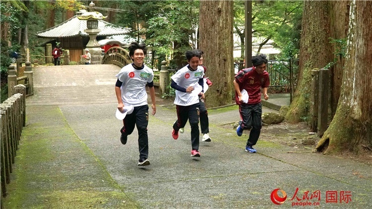 中日青少年在百年古剎里奔跑，揮灑青春的汗水。人民網(wǎng) 蔣曉辰攝