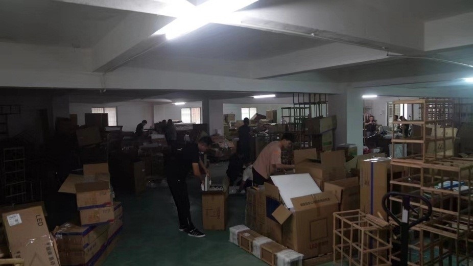 查處倉庫現(xiàn)場。重慶市梁平區(qū)公安局供圖。