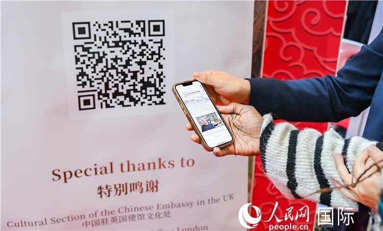 觀眾掃碼《我們的中國故事》系列視頻。人民網(wǎng) 郭錦標攝