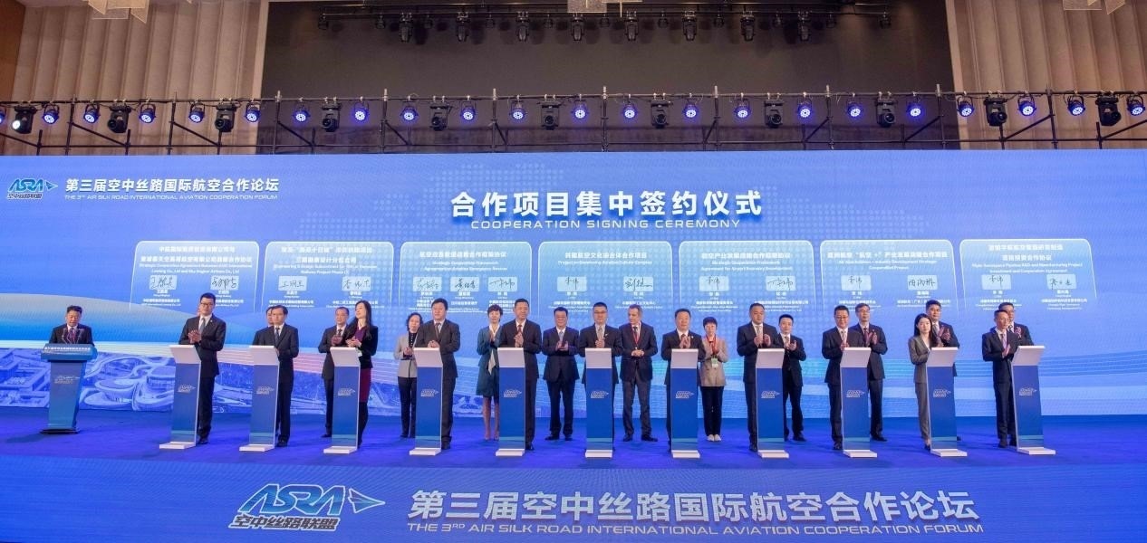 圖為7個(gè)國內(nèi)外合作項(xiàng)目現(xiàn)場簽約。人民網(wǎng)記者 唐宋攝