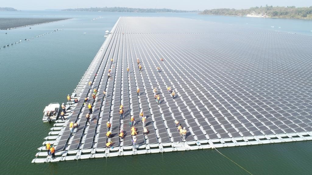2021年1月23日，施工人員檢查泰國烏汶府詩琳通大壩綜合浮體光伏項目的太陽能板安裝情況。新華社發(fā)（泰國國家電力局項目組供圖）