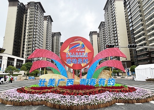 運動員村入口處標識標牌成為極受歡迎的打卡點。人民網(wǎng)記者 歐興榮攝