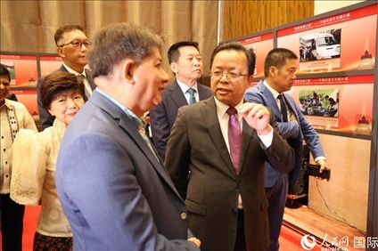 論壇期間配套舉行“‘?dāng)[脫貧困之路’——寧德扶貧開(kāi)發(fā)圖片展”。人民網(wǎng)記者樊帆 攝