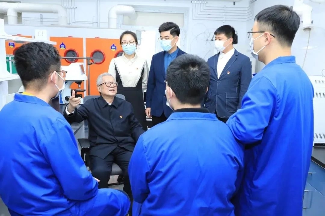 秦裕琨院士在實(shí)驗(yàn)室與青年師生交流。哈爾濱工業(yè)大學(xué)供圖