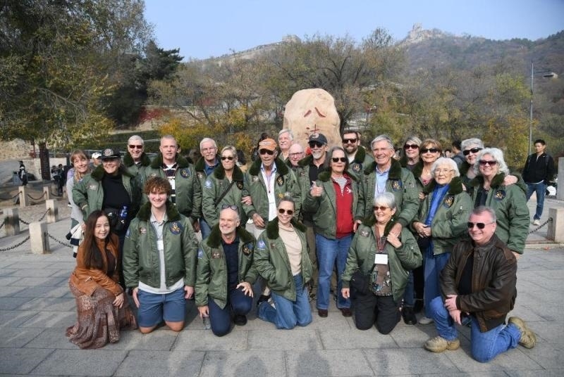 2023年10月29日，美國(guó)飛虎隊(duì)老兵莫耶一行人在北京八達(dá)嶺長(zhǎng)城合影留念。