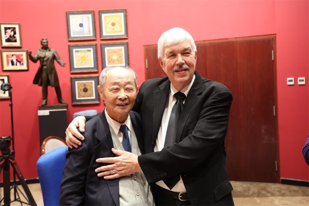 費(fèi)城交響樂團(tuán)小提琴演奏家戴維·布斯與原中央樂團(tuán)小提琴演奏家朱信人50年后再相聚。