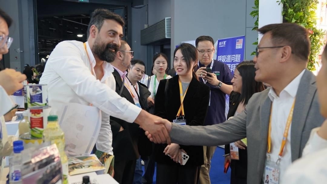 第六屆進(jìn)博會(huì)上，國(guó)內(nèi)一家超市行業(yè)的客商與來(lái)自美國(guó)佐治亞州的企業(yè)展商達(dá)成初步合作意向。