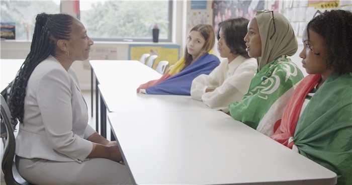 瓊·戴嵐與學(xué)生交流。帕特里克·謝德-西蒙茲攝