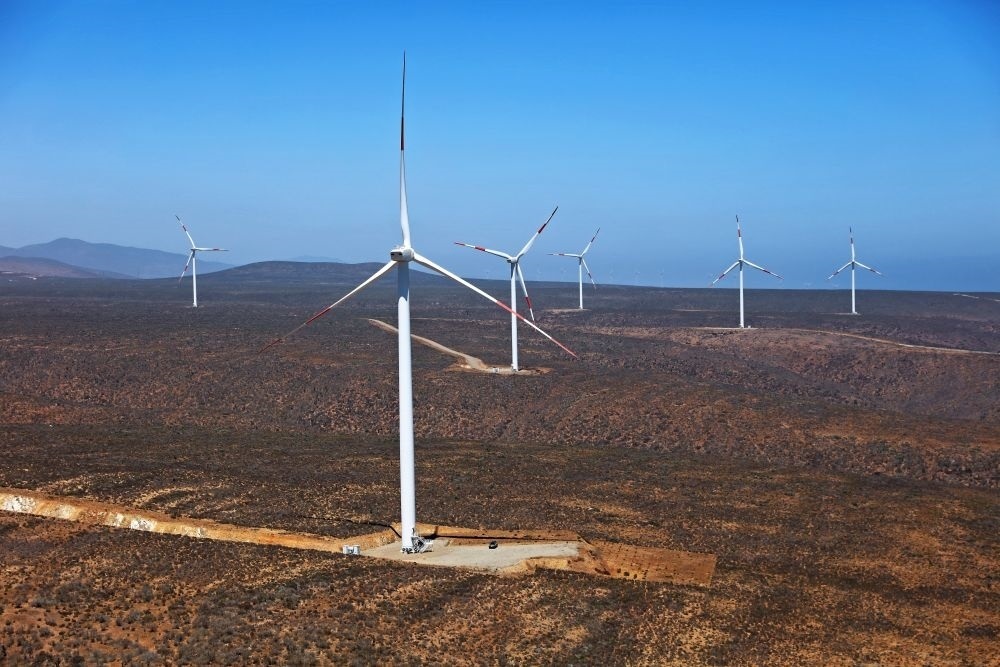 這是2023年2月14日拍攝的位于智利中部沿海的蓬塔謝拉風(fēng)電場。蓬塔謝拉風(fēng)電場是中國在智利投資建設(shè)的首個風(fēng)電場，2018年正式投產(chǎn)發(fā)電，可滿足13萬戶家庭的用電需求，同時每年還能減少15.7萬噸碳排放。