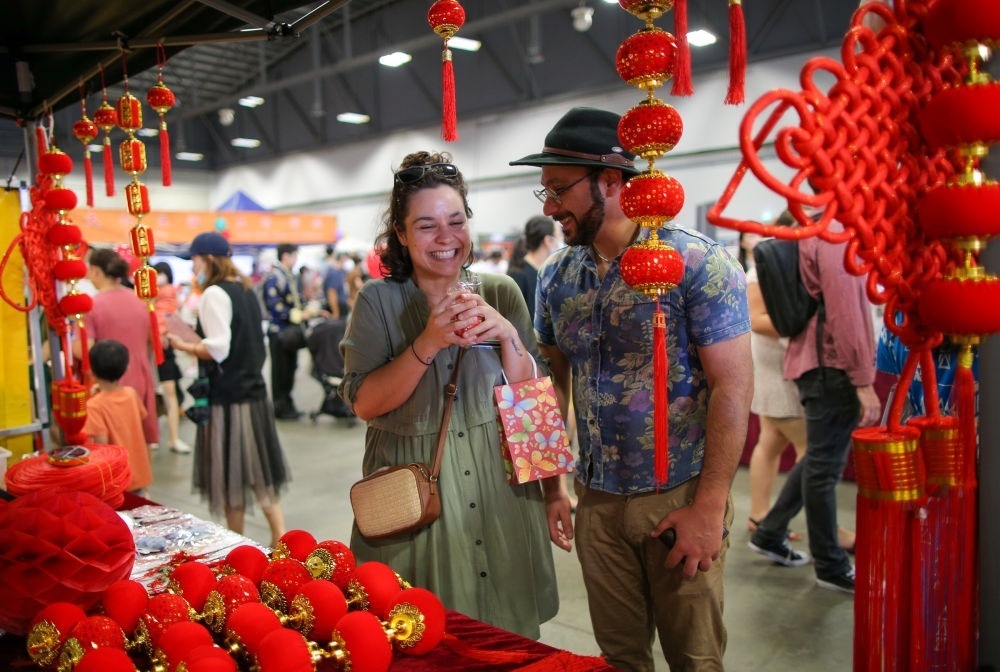 2023年1月21日，在新西蘭奧克蘭舉行的迎接中國農(nóng)歷春節(jié)活動上，人們購買新春裝飾品。這個活動吸引當?shù)厣先f名各族裔民眾聚集一起，共迎中國春節(jié)。