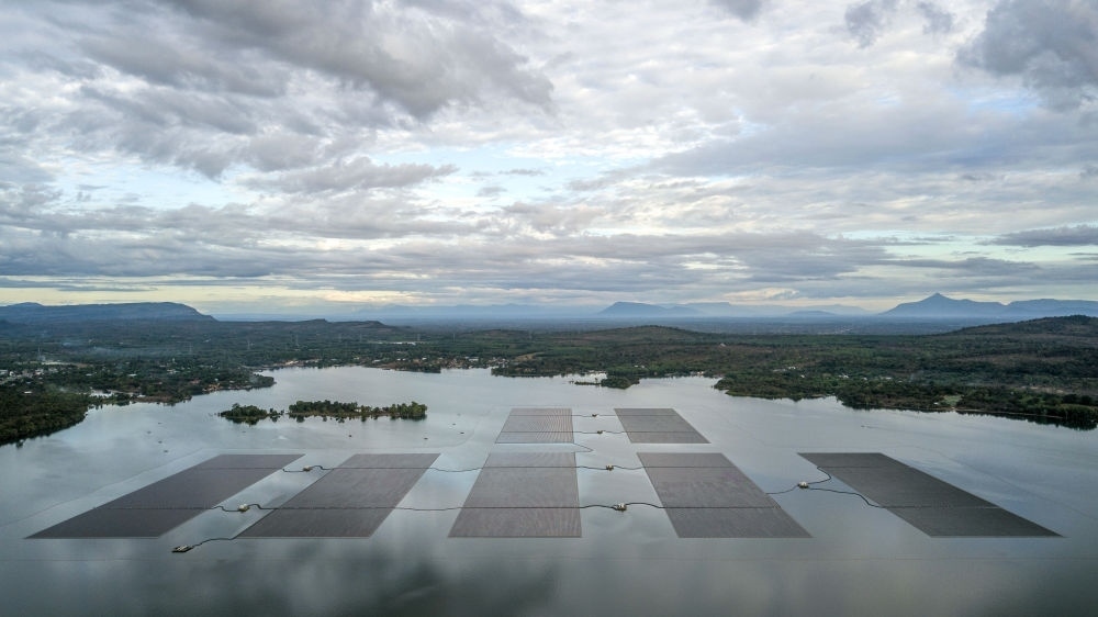 這是2022年12月8日在泰國烏汶府詩琳通水庫拍攝的浮體光伏項目（無人機照片）。中泰兩國聯(lián)合修建的浮體光伏項目2021年10月投入商業(yè)運營。中國制造的電池板不斷將日光轉(zhuǎn)化為清潔電能，輸送至當?shù)厍Ъ胰f戶。