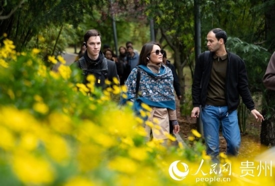 歐亞國家媒體記者走進(jìn)觀山湖公園。人民網(wǎng) 陽茜攝