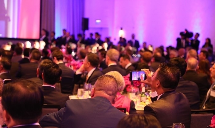 當(dāng)?shù)貢r(shí)間11月15日晚，國(guó)家主席習(xí)近平在美國(guó)舊金山出席美國(guó)友好團(tuán)體聯(lián)合舉行的歡迎宴會(huì)。在熱烈的掌聲中，習(xí)近平發(fā)表重要演講。圖為參加晚宴人士認(rèn)真聆聽(tīng)演講。人民日?qǐng)?bào)記者 李志偉 攝