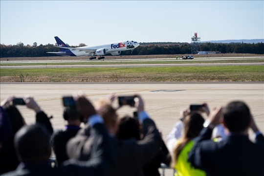 2023年11月8日，運(yùn)送大熊貓的專機(jī)從美國弗吉尼亞州的華盛頓杜勒斯國際機(jī)場起飛。旅居美國的大熊貓“美香”“添添”和它們在華盛頓出生并長大的雄性幼崽“小奇跡”當(dāng)天啟程返回中國。新華社記者 劉杰攝