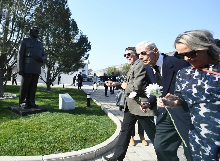 10月30日，在北京，飛虎隊(duì)老兵哈里·莫耶（中）向陳納德將軍雕像獻(xiàn)花。