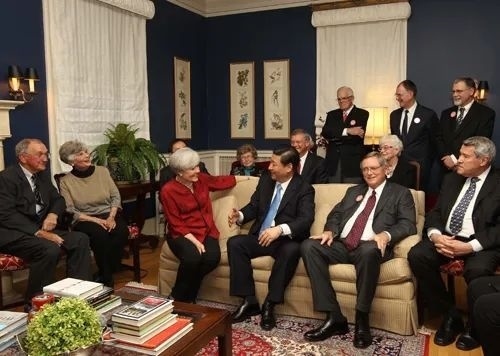 △2012年2月15日，習(xí)近平在前艾奧瓦州友好省州委員會(huì)委員蘭蒂夫人（左三）的家中回憶1985年訪問該地時(shí)的情景。