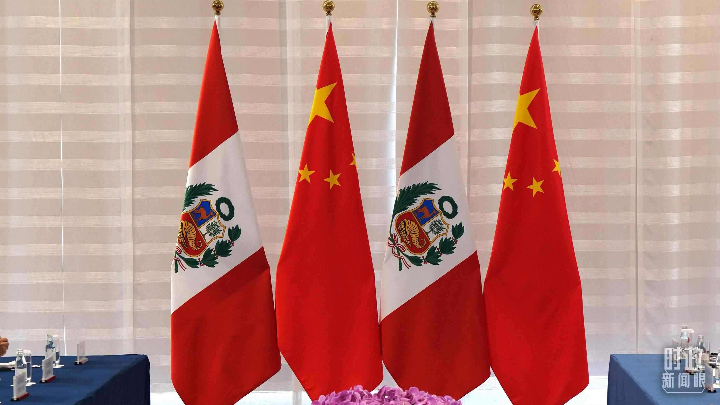 △會談現(xiàn)場的中秘兩國國旗。（總臺國廣記者李晉拍攝）