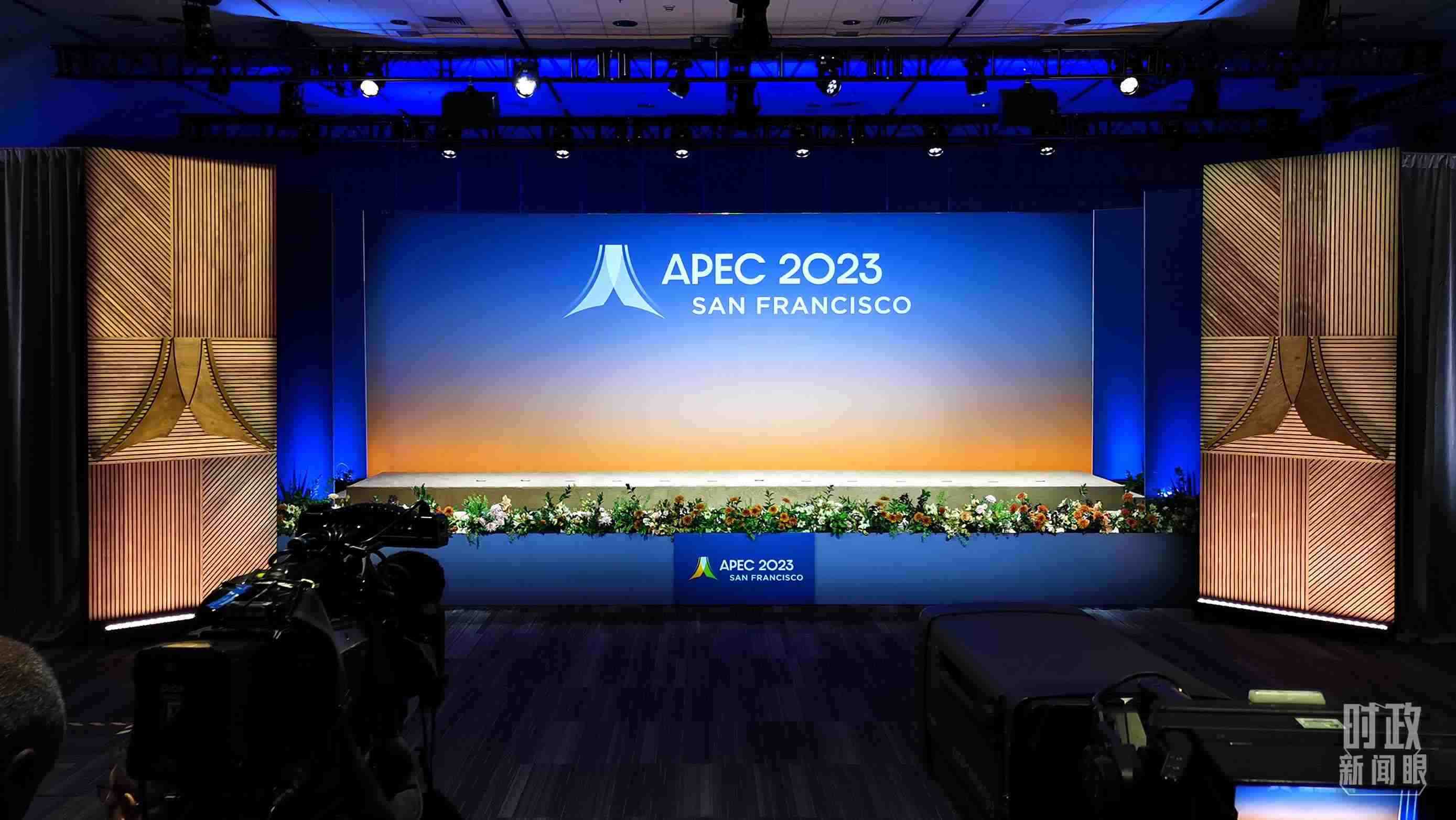 △16日，APEC領(lǐng)導(dǎo)人同東道主嘉賓在對話會前集體合影，圖為記者們在等待合影開始。（總臺央視記者石偉明拍攝）