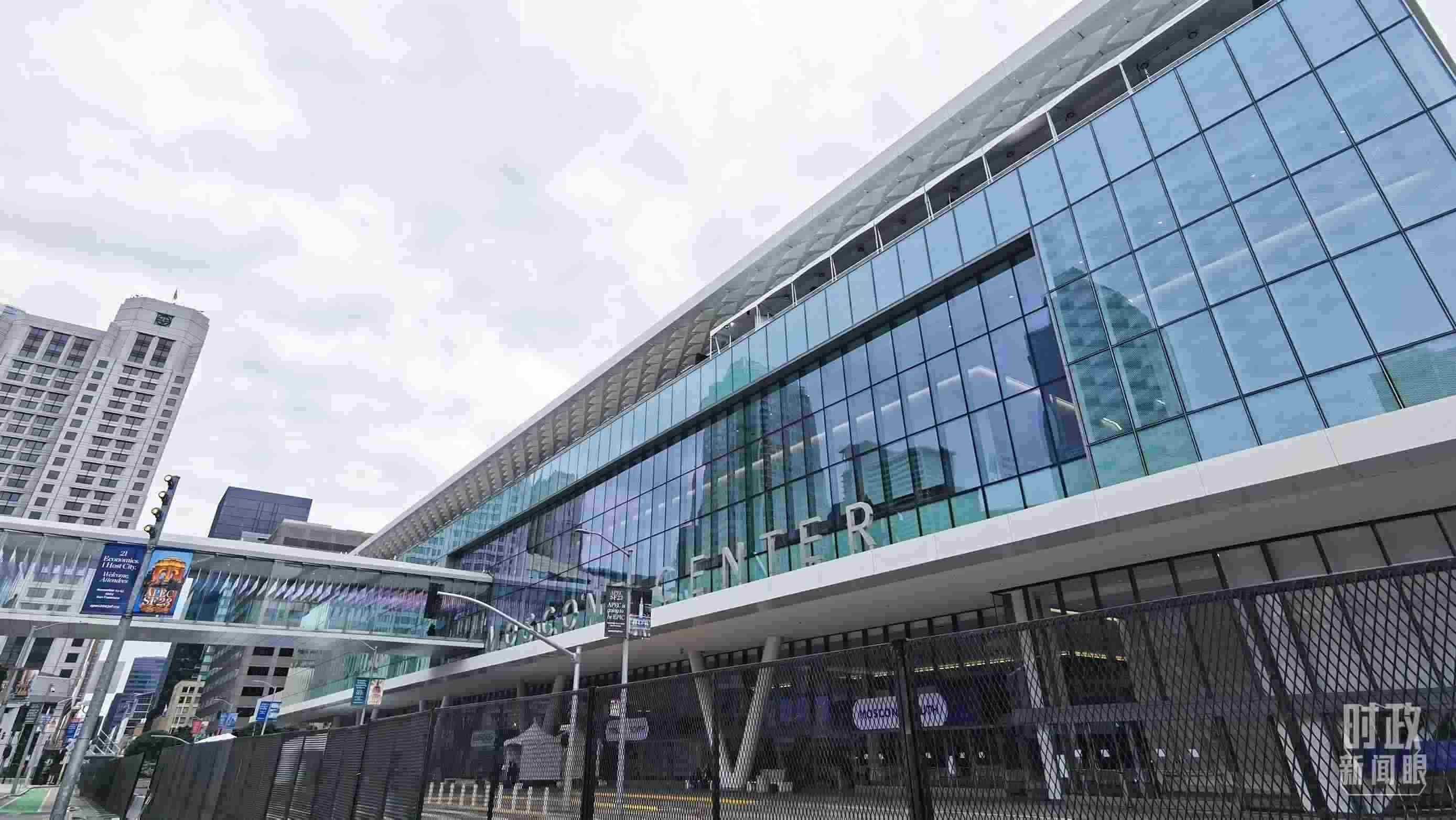 △美國舊金山，莫斯康中心，APEC第三十次領(lǐng)導(dǎo)人非正式會議在這里舉行。（總臺央視記者曹亞星拍攝）