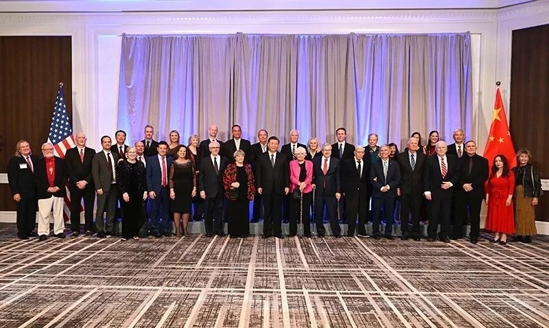 △宴會(huì)開始前，習(xí)近平主席會(huì)見飛虎隊(duì)和史迪威將軍后人、鼓嶺、艾奧瓦州、華盛頓州等方面友好人士代表，同他們親切交談并合影留念。