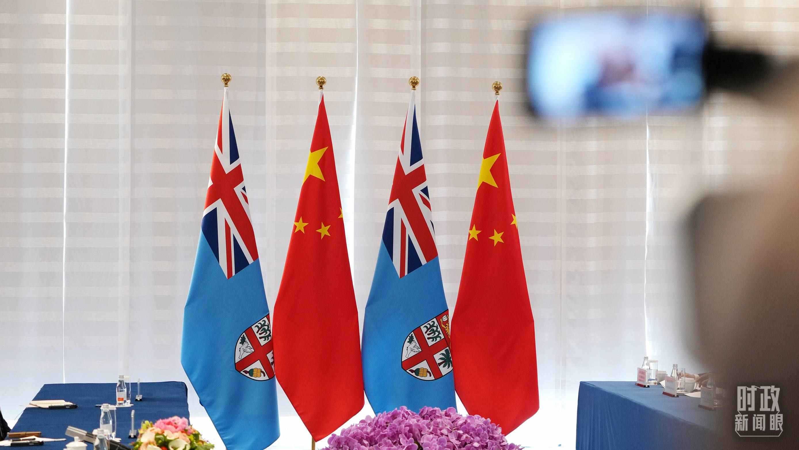 △會談現(xiàn)場的中斐兩國國旗。（總臺國廣記者李晉拍攝）