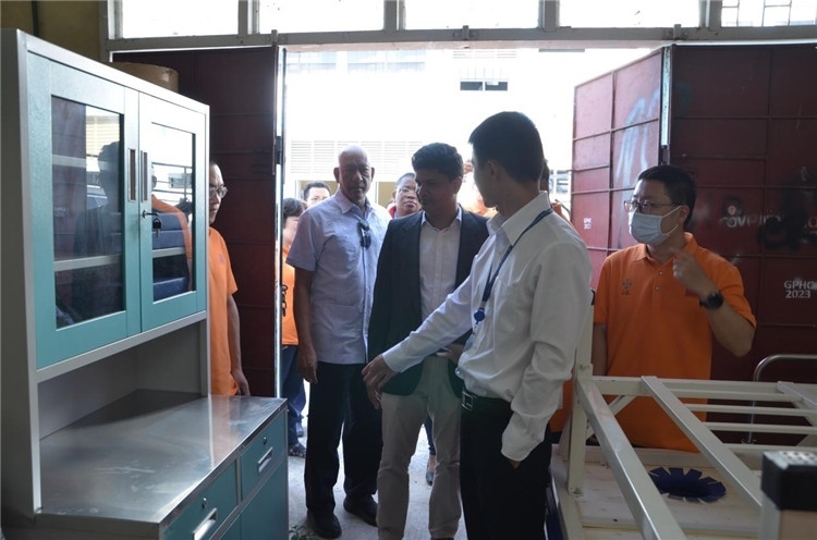 喬治敦公立醫(yī)院執(zhí)行院長接收捐贈物資。第十九期中國援圭亞那醫(yī)療隊供圖