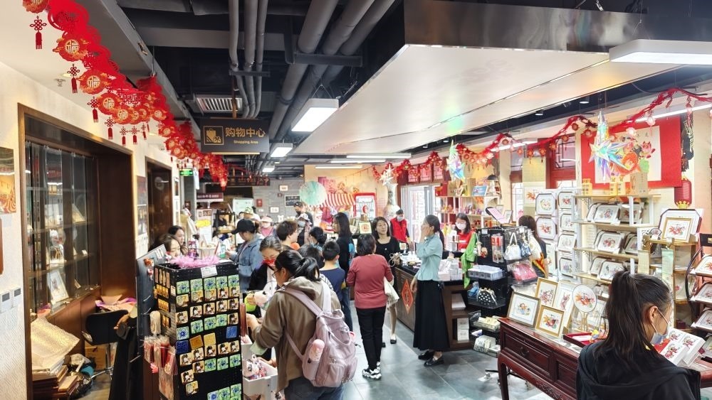 游客在天津市西青區(qū)楊柳青民俗文化館游覽。（新華社記者宋瑞 攝）