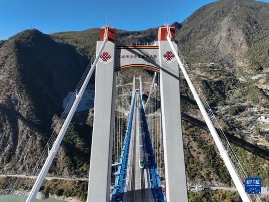 11月25日，列車通過麗香鐵路金沙江特大橋（無人機照片）。