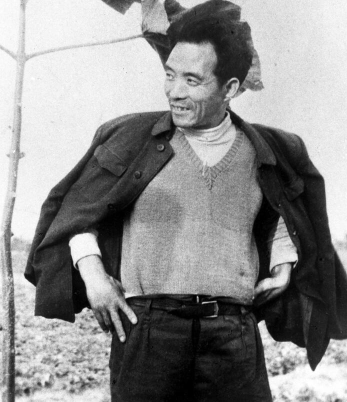 這是焦裕祿當(dāng)年滿懷豪情地在泡桐樹前留影。新華社發(fā)（1990年5月10日發(fā)）