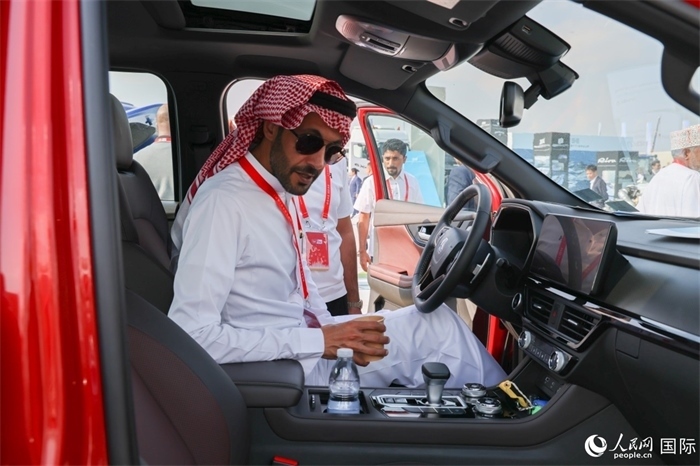 嘉賓參觀體驗(yàn)山東重工產(chǎn)品。人民網(wǎng)記者 任皓宇攝