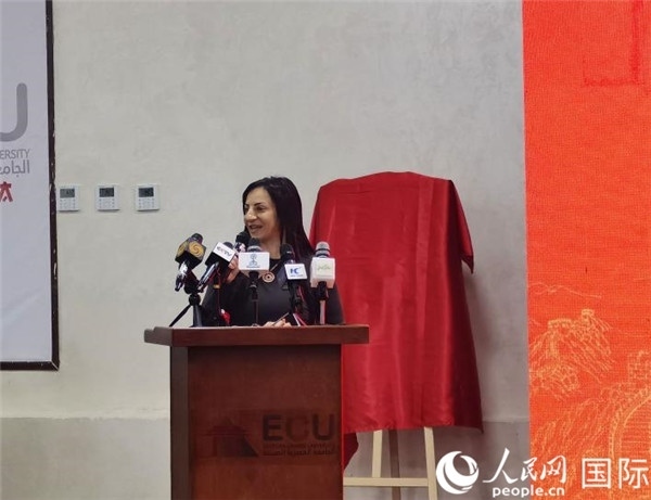 埃及中國(guó)大學(xué)副董事長(zhǎng)索娜塔致辭。人民網(wǎng)記者 沈小曉攝