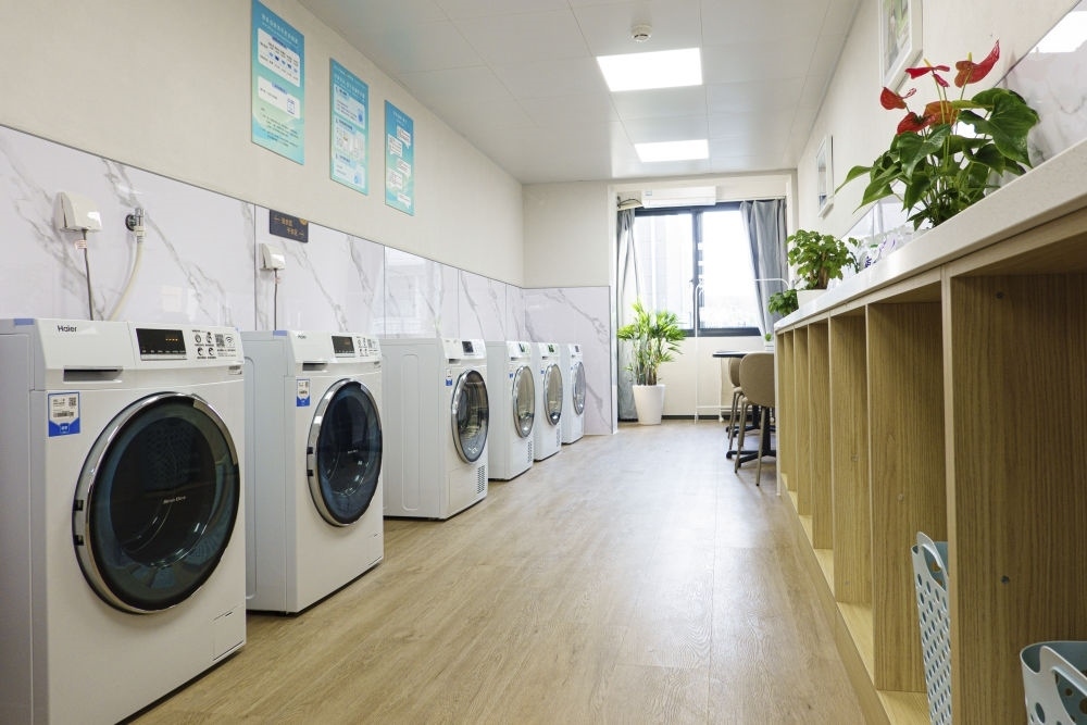 閔行區(qū)新時(shí)代城市建設(shè)者管理者之家的共享廚房和共享洗衣房。