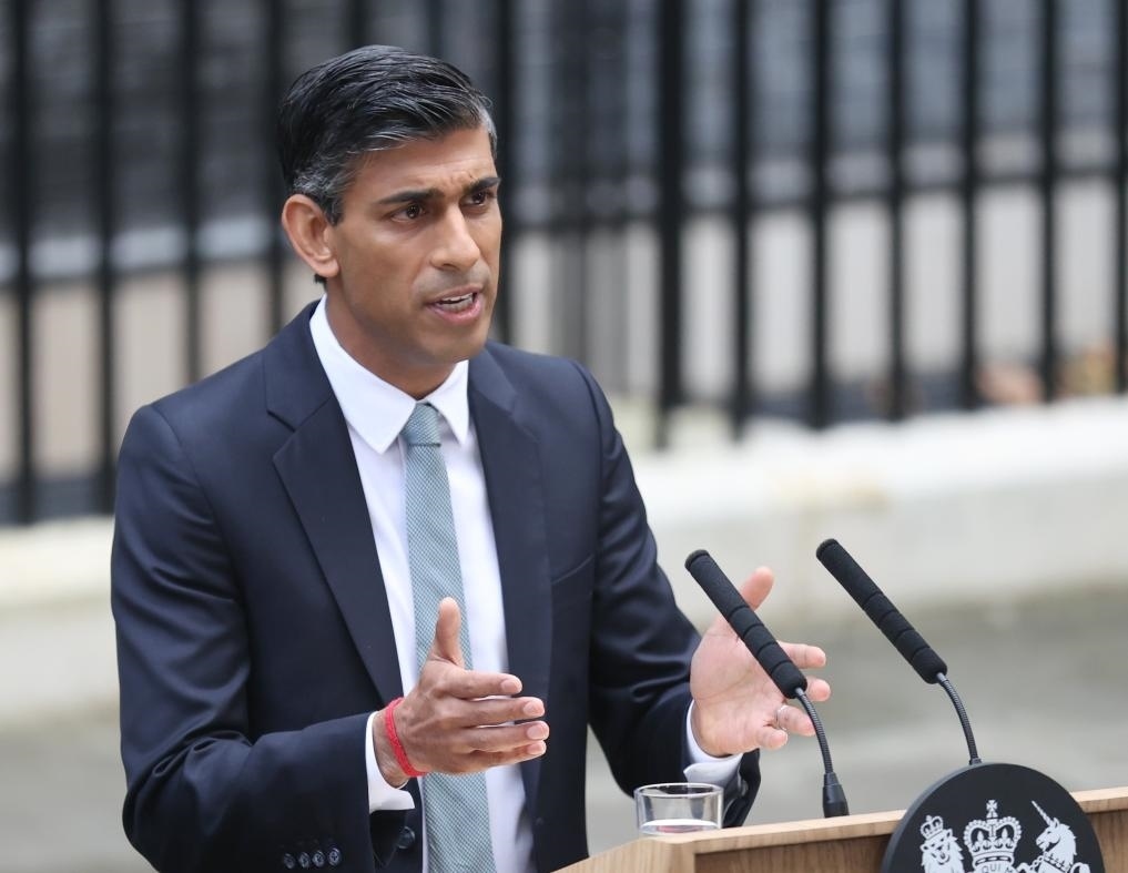 2022年10月25日，里?！ぬK納克在英國倫敦唐寧街10號首相府前發(fā)表講話。新華社記者李穎攝