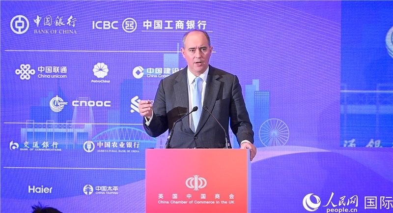 英國商業(yè)貿(mào)易部國務(wù)大臣（投資大臣）多米尼克·約翰遜與會。人民網(wǎng) 郭錦標(biāo)攝