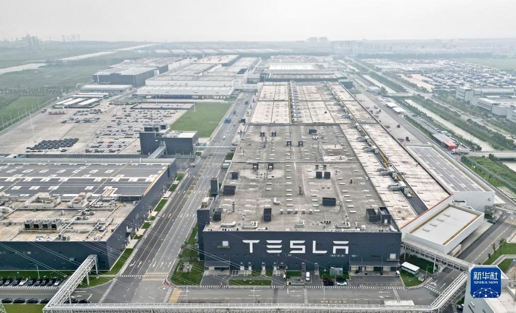 這是在中國(guó)（上海）自由貿(mào)易試驗(yàn)區(qū)臨港新片區(qū)拍攝的特斯拉上海超級(jí)工廠（2023年9月26日攝，無(wú)人機(jī)照片）。新華社記者 劉穎 攝