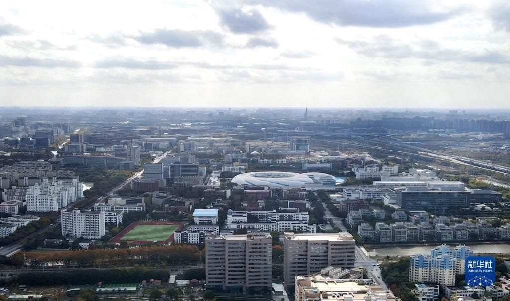 這是2023年11月25日在上海浦東新區(qū)張江科學(xué)城拍攝的形如鸚鵡螺的大科學(xué)裝置上海光源（中）（無(wú)人機(jī)照片）。新華社記者 方喆 攝