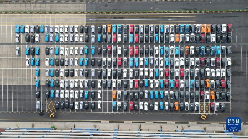 這是2023年7月9日在上海外高橋海通汽車碼頭拍攝的等待裝船運(yùn)往澳大利亞的上汽MG品牌汽車和新能源車（無(wú)人機(jī)照片）。新華社記者 方喆 攝