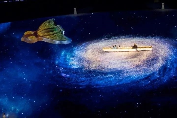 杭州第4屆亞殘運會閉幕式上，吉祥物飛飛幻化回良渚玉鳥的模樣，盤旋于夜色之中。記者 倪雁強 董旭明 攝