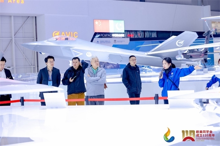 參會嘉賓和留學(xué)歸國人員參觀珠海太空中心。主辦方供圖