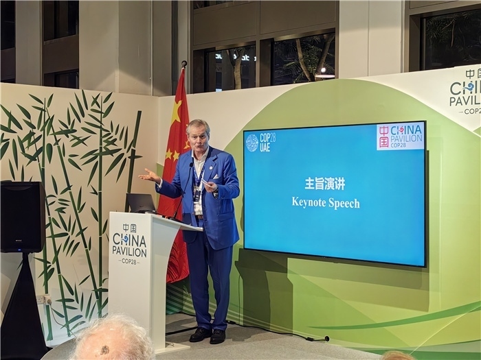 意大利都靈理工大學(xué)終身教授岡特·鮑利發(fā)言。COP28中國角供圖