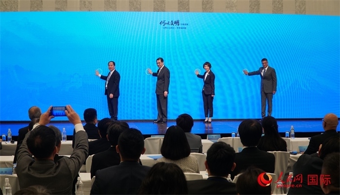 嘉賓共同啟動(dòng)“何以文明”日本特展體驗(yàn)暨2024年總臺(tái)春晚宣介區(qū)。人民網(wǎng) 蔣曉辰攝