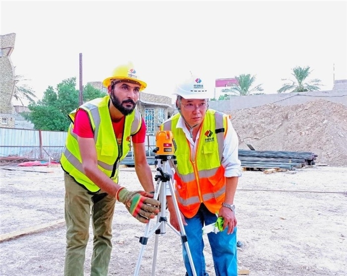 中伊工人在施工中。中國(guó)電建供圖