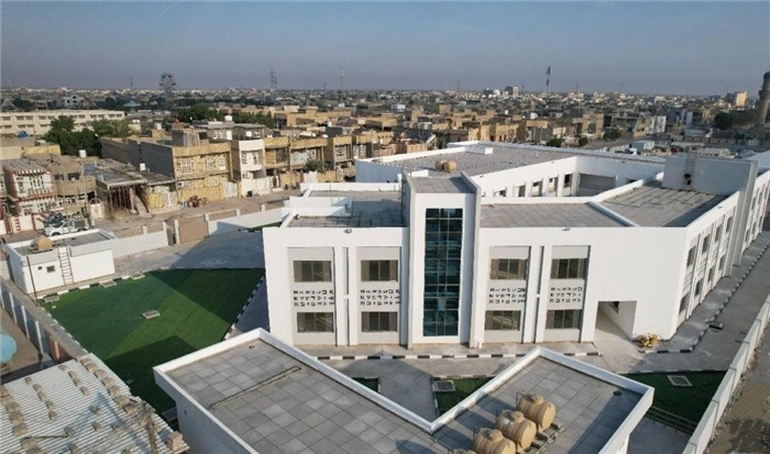 已經(jīng)完工的伊拉克瓦西特省第20號(hào)學(xué)校。該學(xué)校為合院式全功能建筑，包括教學(xué)樓，圖書(shū)室，實(shí)驗(yàn)室，保衛(wèi)室等。 趙沖攝