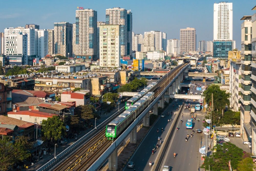 2021年12月1日，在越南首都河內(nèi)，列車在吉靈-河?xùn)|輕軌線上行駛。新華社發(fā)（中鐵六局河內(nèi)輕軌項目部供圖）