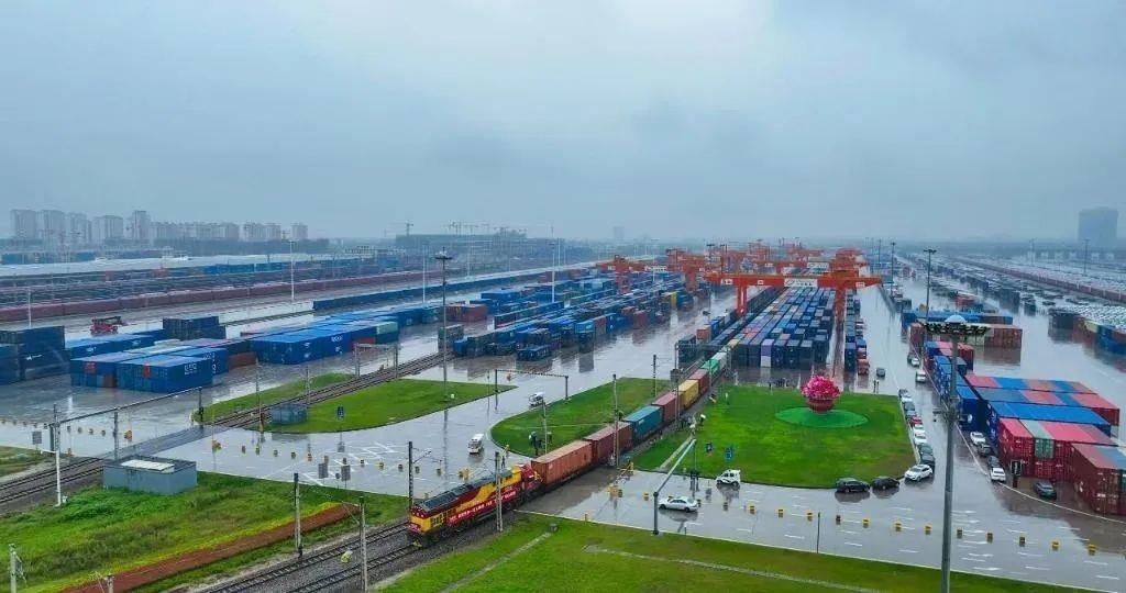 △2023年9月28日，中歐班列長安號第20000列從陜西西安國際港站開出。