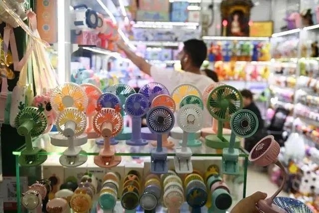 △近期，客商在浙江義烏國際商貿(mào)城采購商品。