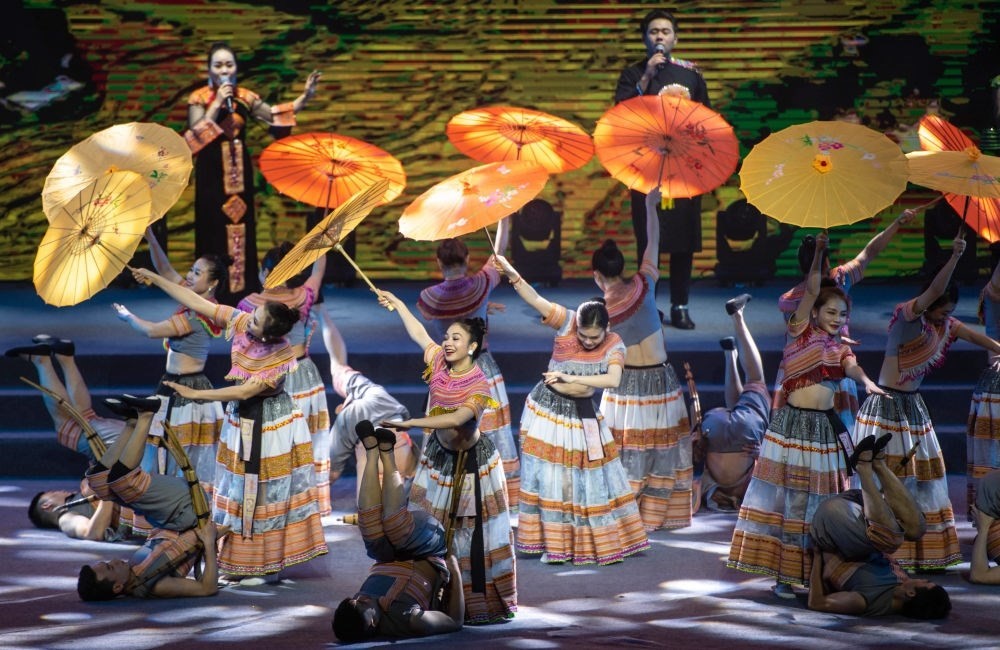 2023年1月18日，以“同心筑厚誼 攜手共發(fā)展”為主題的2023年中越跨國春節(jié)聯(lián)歡晚會在云南省紅河哈尼族彝族自治州河口瑤族自治縣舉行，越南老街省民族藝術(shù)歌舞團的演員在晚會上表演歌舞《漂浮在云端的節(jié)日》。新華社記者 胡超 攝